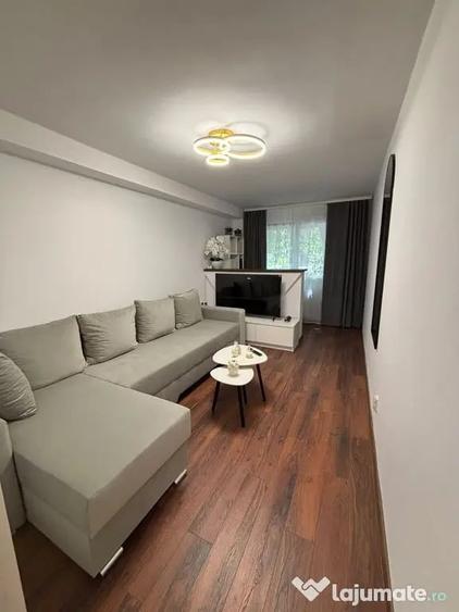 Apartament cu 4 camere decomandat în Central