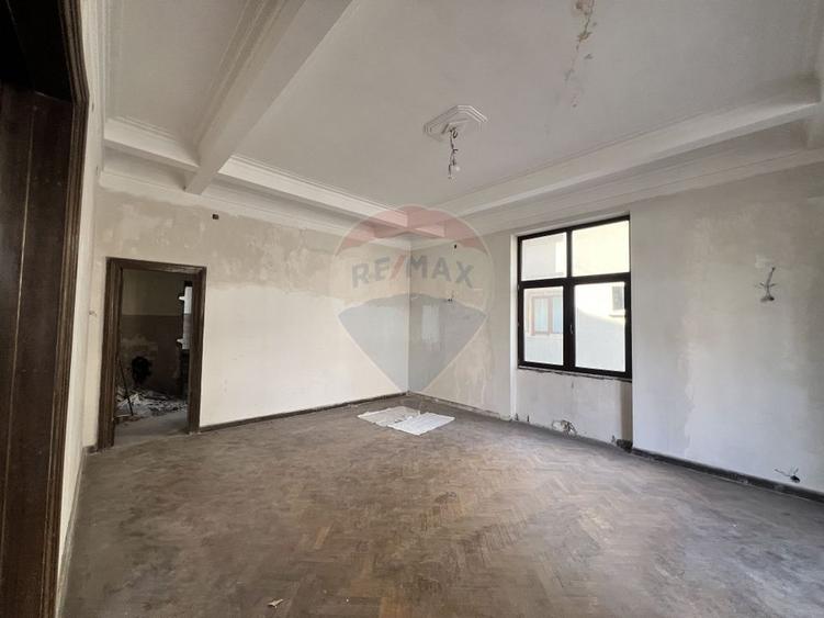 Apartament cu 3 camere semidecomandat în P-ța Romană