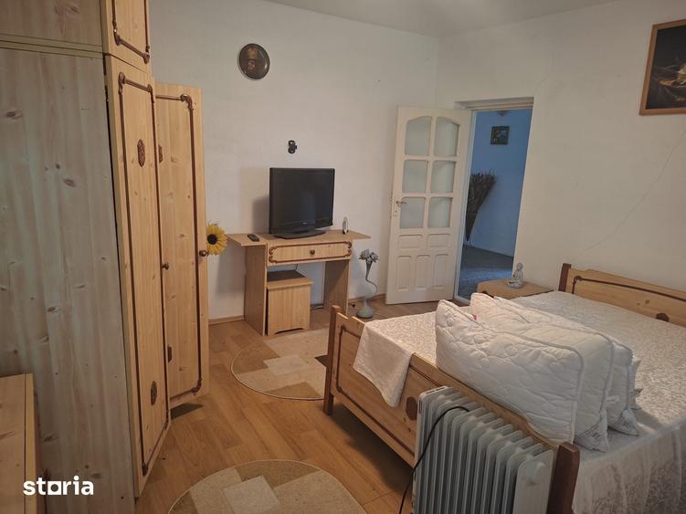 Casă cu 10 camere cu Teren 1200 Mp în Bucov