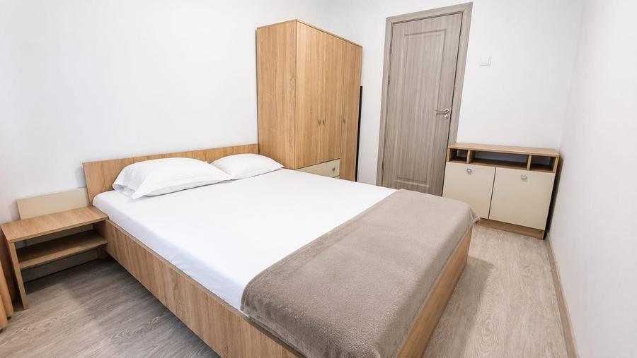 Apartament cu 3 camere semidecomandat, mobilat în Tomis Nord