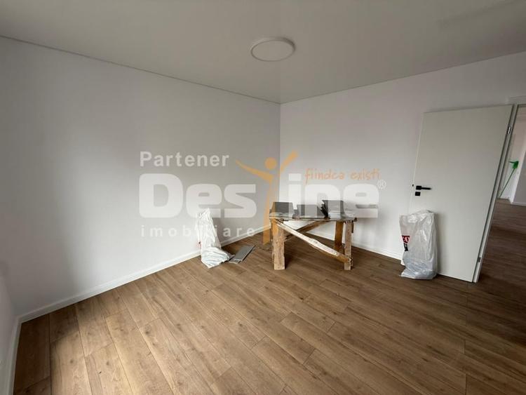 Penthouse cu 4 camere decomandat în Crângași