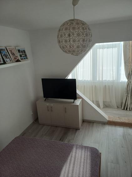 Apartament cu 2 camere semidecomandat, mobilat în Podu Roș