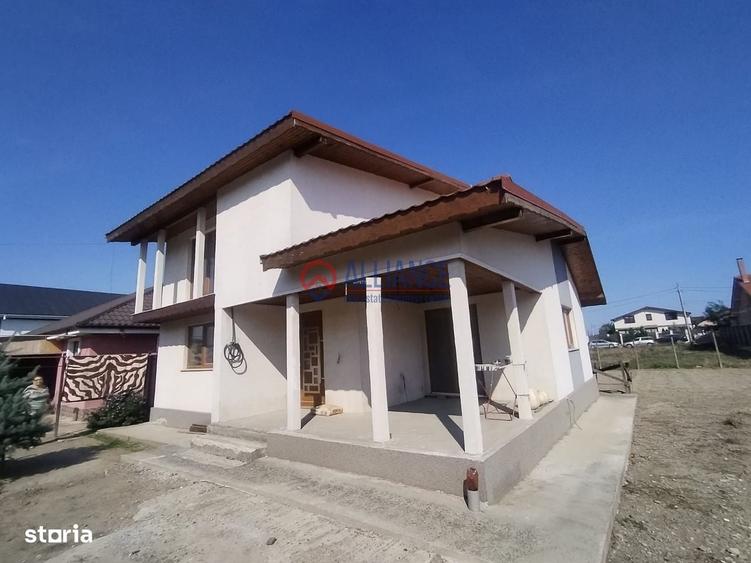 Casă cu 4 camere în Lumina