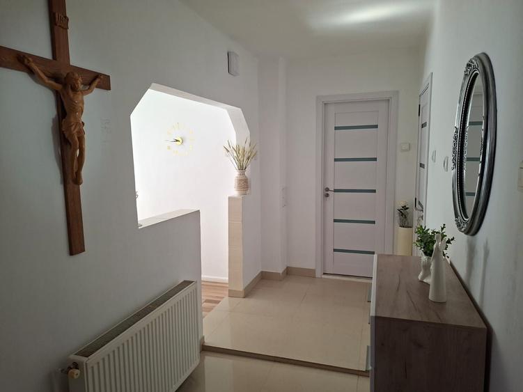 Apartament cu 3 camere semidecomandat în Gurghiu
