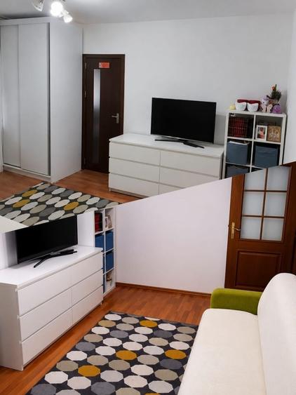 Apartament cu 3 camere semidecomandat în Central