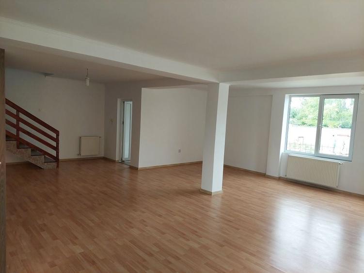 Casă cu 4 camere în Bragadiru