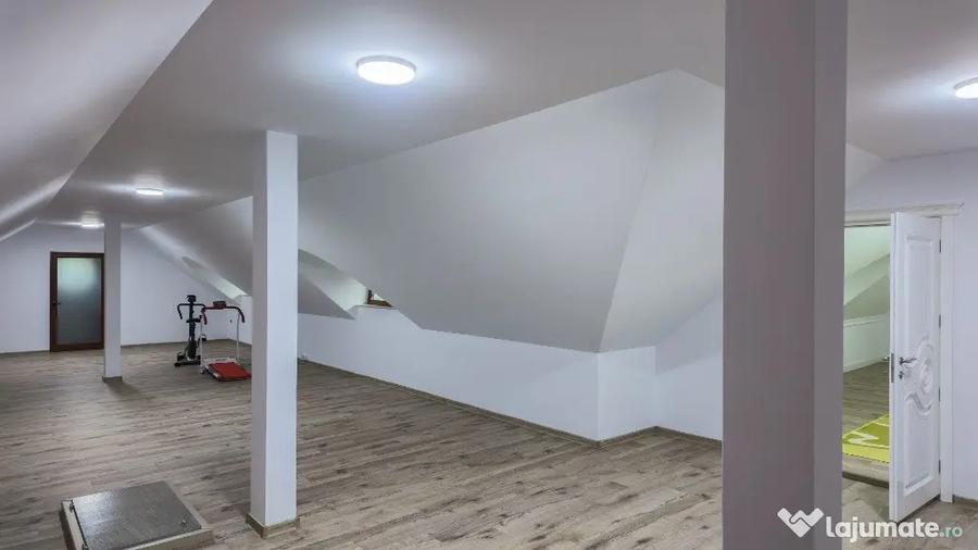 Casă cu 6 camere cu Teren 2100 Mp în Central