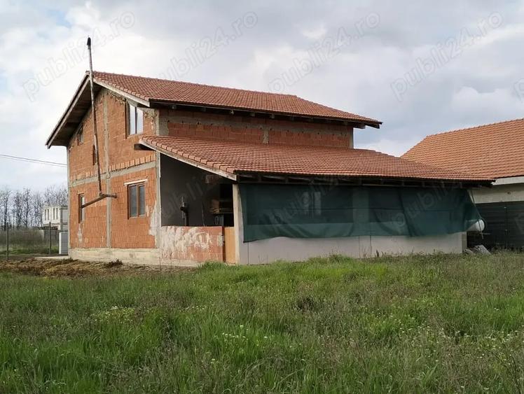 Casă cu 3 camere cu Teren 983 Mp în Peciu Nou