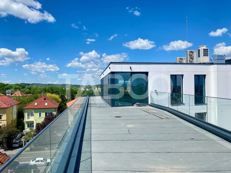 Penthouse cu 3 camere semidecomandat în Central