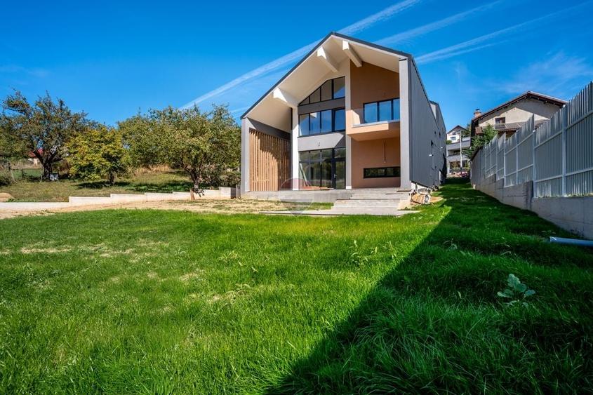 Duplex cu 6 camere cu Teren 600 Mp în Sud