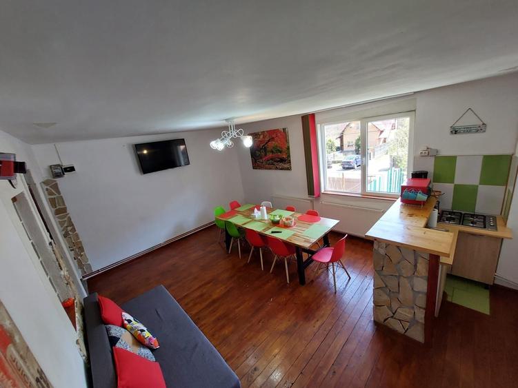 Casă cu 4 camere cu Teren 300 Mp în Central