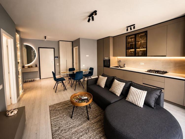 Apartament cu 2 camere semidecomandat, mobilat în Central