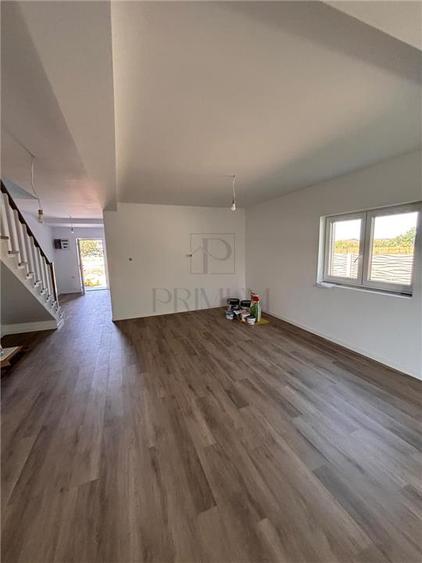 Duplex cu 4 camere cu Canalizare în Moșnița Nouă