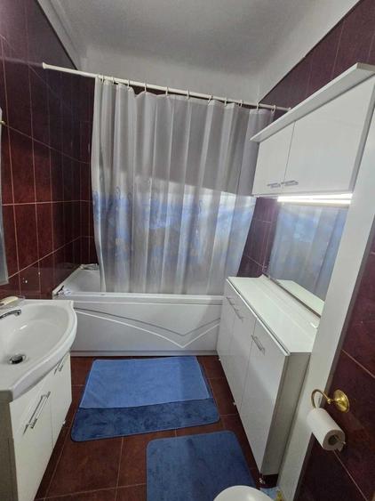 Apartament cu 4 camere semidecomandat în Victoriei