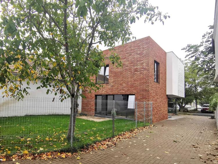 Casă individuală cu 4 camere cu Canalizare în Buziașului