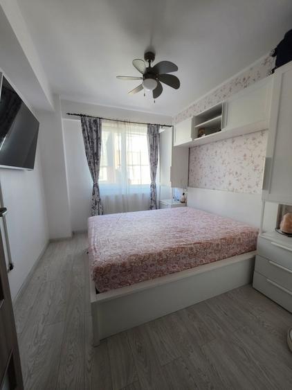 Apartament cu 3 camere decomandat în Roșu