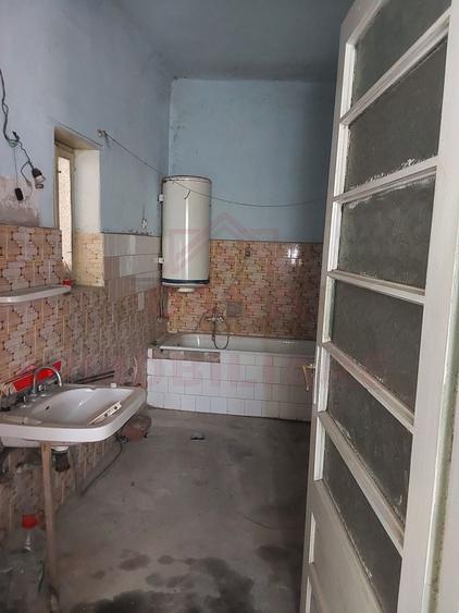 Casă individuală cu 7 camere cu Canalizare în Iablanița