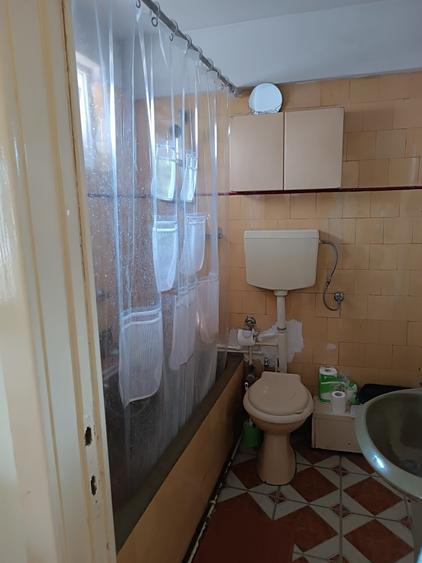 Apartament cu 3 camere semidecomandat, mobilat în Dacia