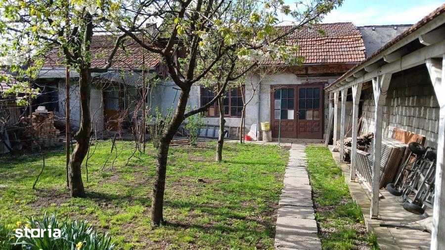 Casă cu 8 camere cu Teren 450 Mp în Central