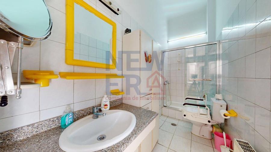 Casă individuală cu 9 camere cu Canalizare în Eminescu