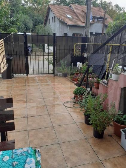 Casă individuală cu 9 camere cu Canalizare în Valea Rosie