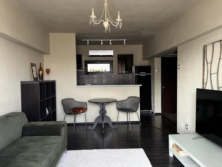 Apartament cu 2 camere semidecomandat, mobilat în Romană