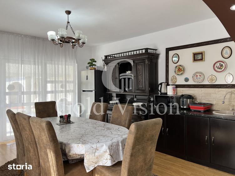 Casă cu 7 camere cu Teren 2000 Mp în Central