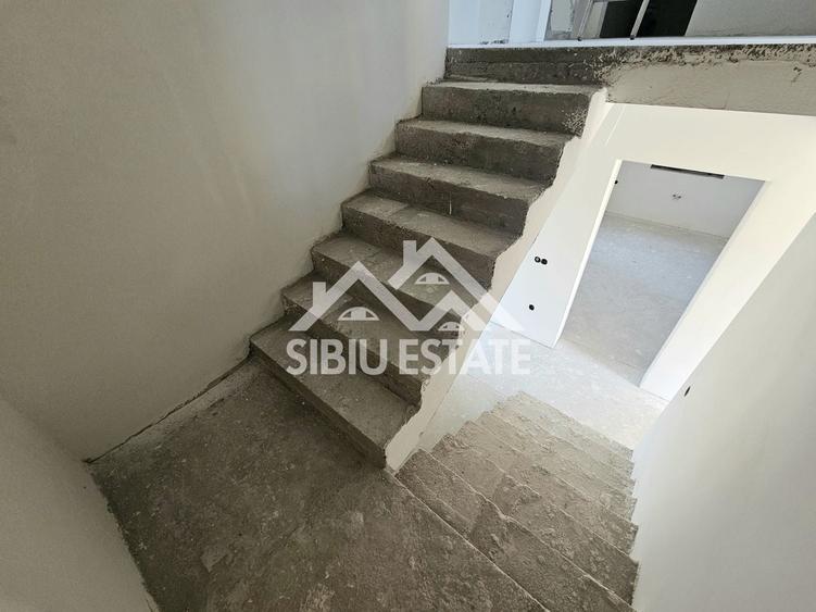 Duplex cu 5 camere cu Canalizare în Șura Mică