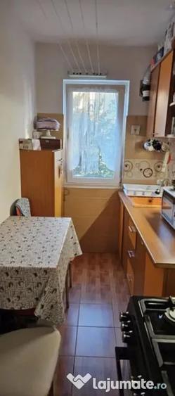 Apartament cu 3 camere semidecomandat în Florilor