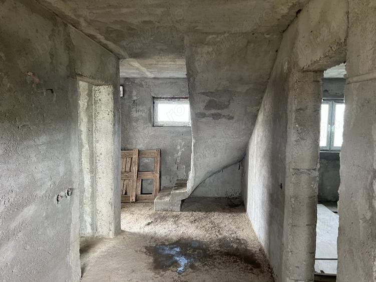 Casă cu 6 camere cu Teren 2000 Mp în Uliești