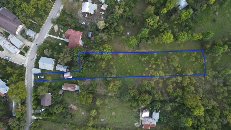 Teren de 2200 mp, în Adunați