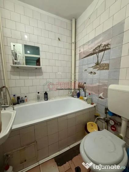 Apartament cu 4 camere semidecomandat în Berceni