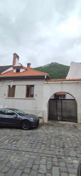 Casă individuală cu 6 camere cu Teren 60 Mp în Centrul Istoric