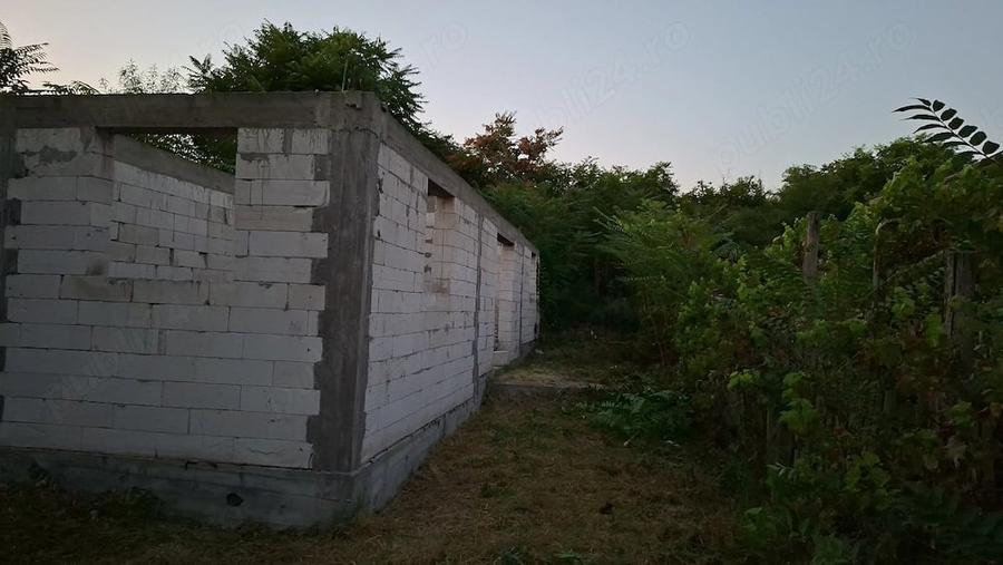 Casa tunrata pana la centura cu teren de 2800m - 4