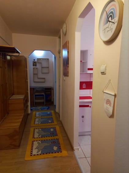 Apartament cu 3 camere semidecomandat în Aradului