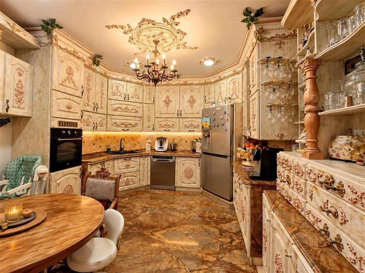 Apartament cu 3 camere decomandat, mobilat în Central