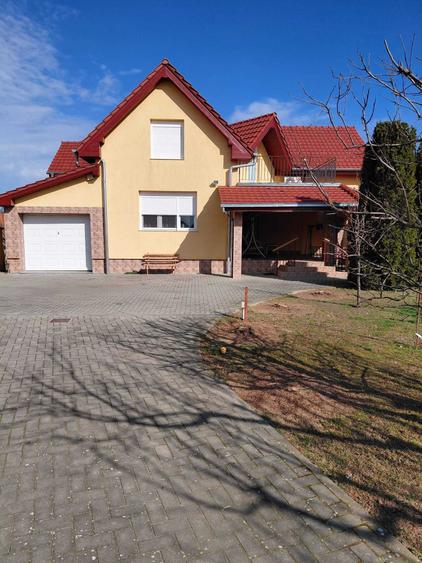 Casă cu 4 camere în Ghioroc