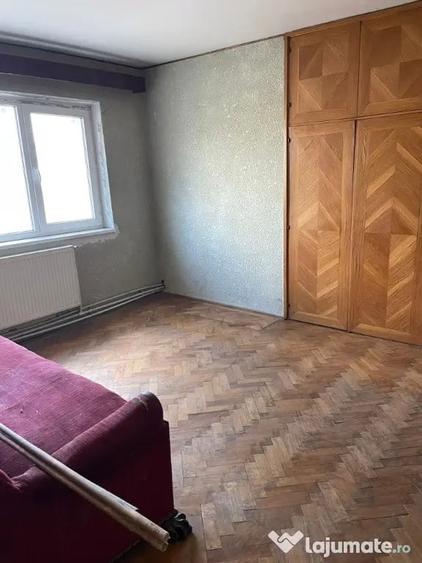 Apartament cu 3 camere semidecomandat în Central