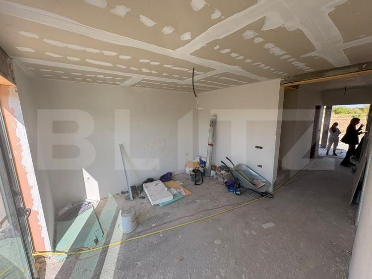Casă individuală cu 5 camere cu Canalizare în Ghiroda