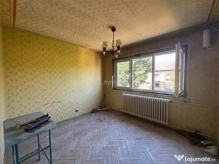 Apartament cu 3 camere semidecomandat în Central
