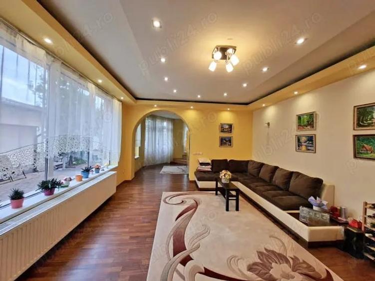 Casă cu 6 camere cu Teren 400 Mp în Est