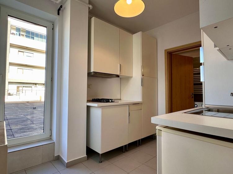 Apartament cu 4 camere semidecomandat, mobilat în Decebal