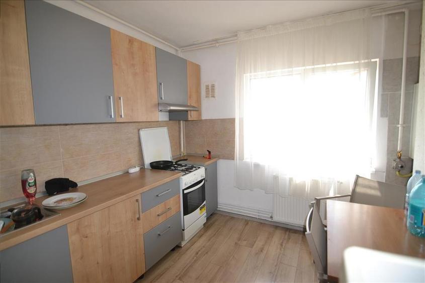 Apartament cu 3 camere decomandat în Vlahuță