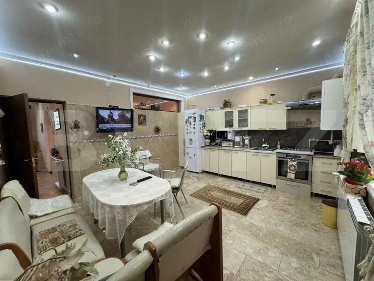 Casă cu 9 camere cu Teren 303 Mp în Central
