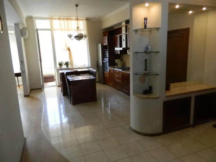 Apartament cu 3 camere decomandat în Tei