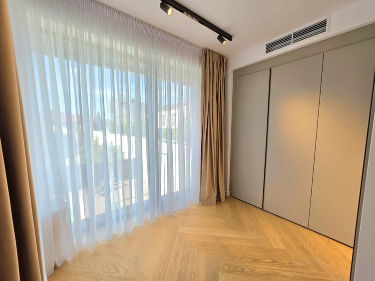 Casă cu 5 camere cu Garaj în Pipera