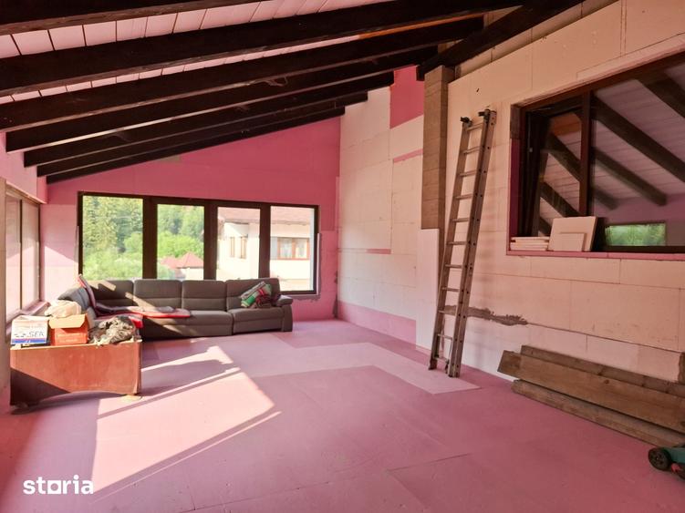 Casă cu 10 camere cu Teren 1850 Mp în Sucevița