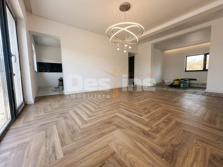Casă individuală cu 5 camere cu Canalizare în Rediu