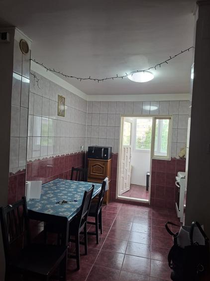 Apartament cu 3 camere semidecomandat în Rahova