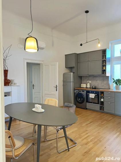 Apartament cu 3 camere semidecomandat în Central